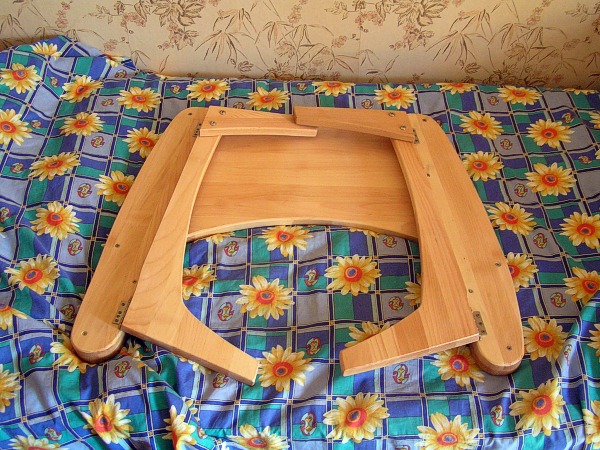 Компактный и удобный деревянный столик для ноутбука Компактный и удобный деревянный столик для ноутбука самоделкин