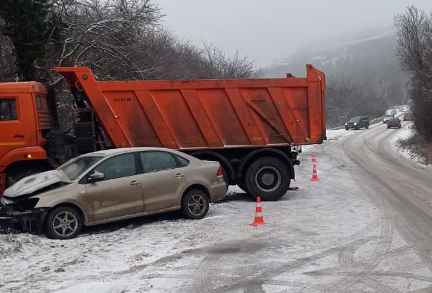 ДТП в Симферопольском районе: близ Партизанского легковушка попала под КАМАЗ