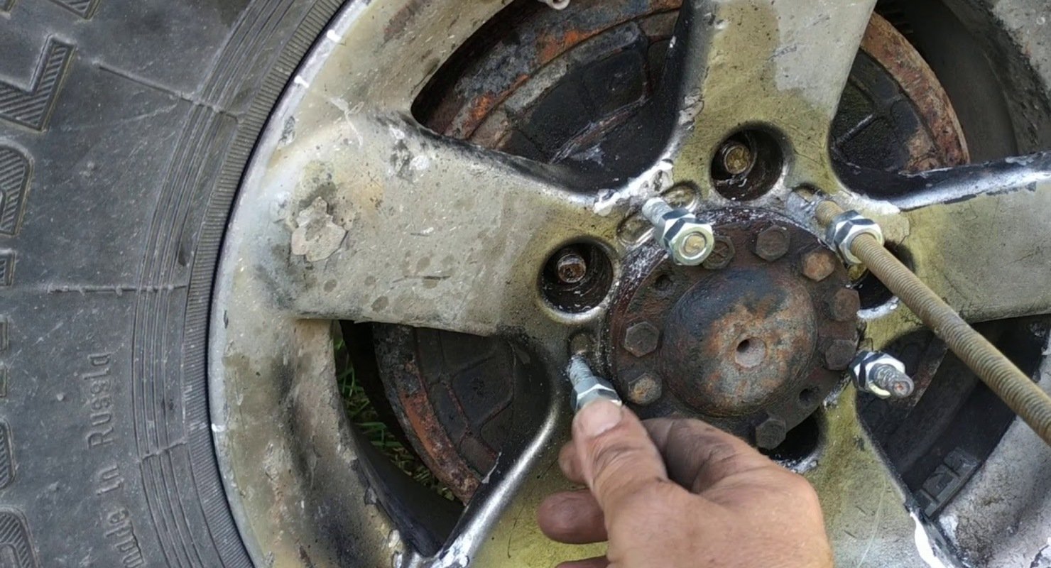 Автоэксперт объяснил, как в дороге открутить прикипевшее колесо
