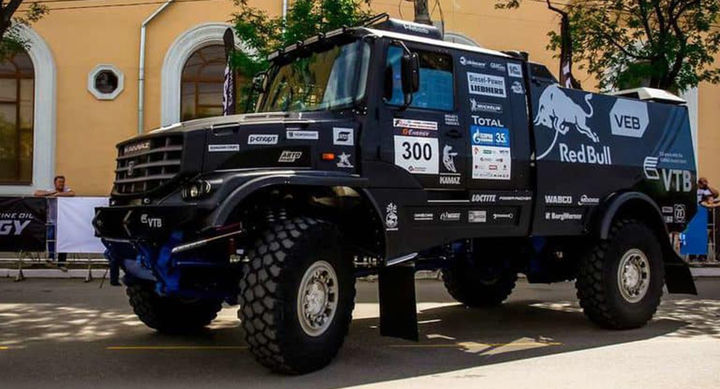 Команда КамАЗ рассказала о новом «черном капотнике»