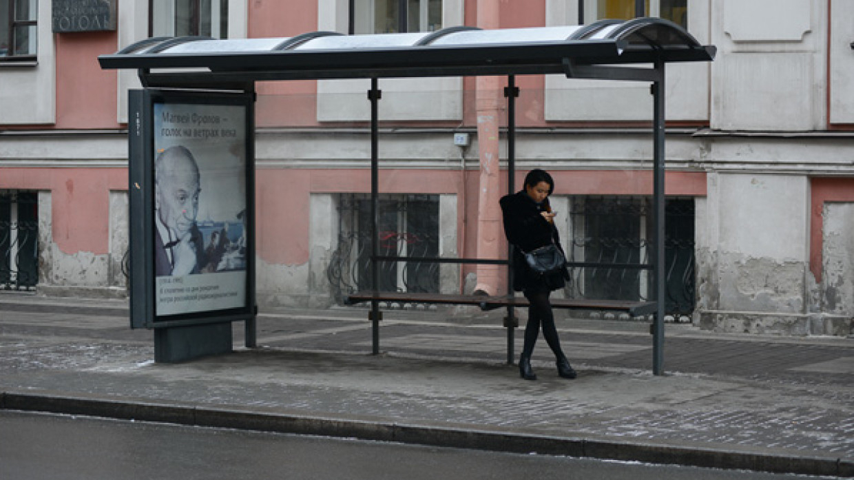 Аня ждет автобус на остановке изобразите. Девочка на остановке. Люди на остановке. Одинокая девушка на остановке. Девушки на остановке в СПБ.