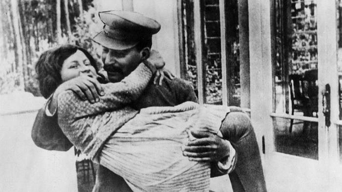 Светлана Сталина с отцом. / Фото: www.proza.ru