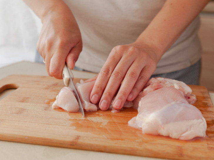 Сразят наповал: лучший рецепт домашних наггетсов, которые точно сметут со стола — приготовьте их на ужин блюда из курицы