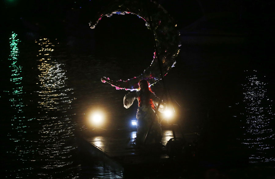 В Венеции начался карнавал 2019 года : репортаж открытия « Тутта колпа делла Луна » Война и мир