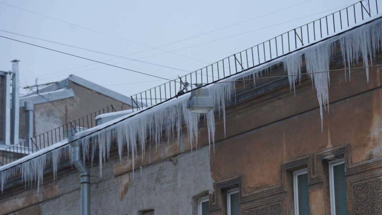 Крышу упала сосулька. Сосульки на крыше. Сосульки на крышах Петербурга. Сосульки на крышах домов. Сосульки падают с крыш.