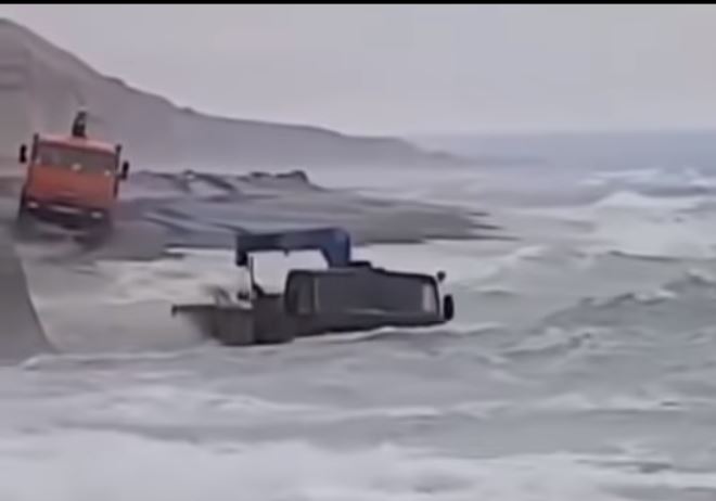 КамАЗы штурмуют штормящее море грузовики,невероятное на дорогах