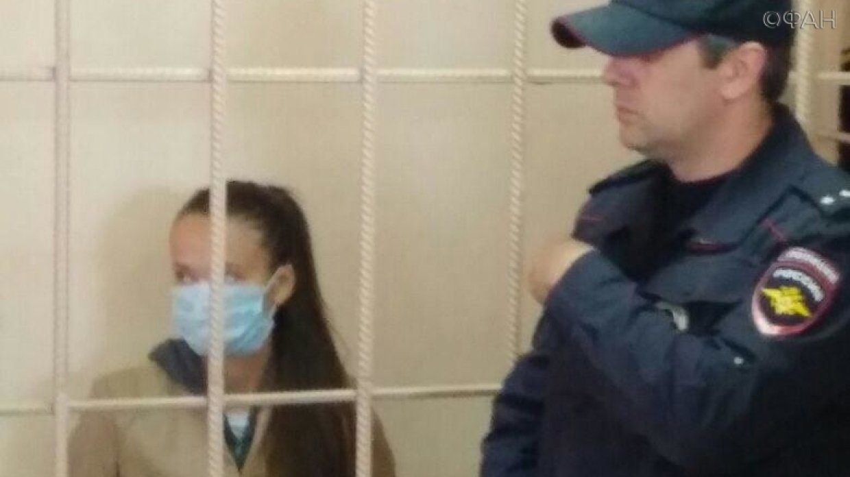 «Даму с собачкой», ударившую ребенка на детской площадке в Петербурге, отправили под домашний арест