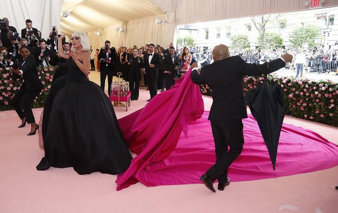 Сняла с себя все: Леди Гага поразила присутствующих на красной дорожке Met Gala-2019 met gala-2019,Леди Гага,эпатаж