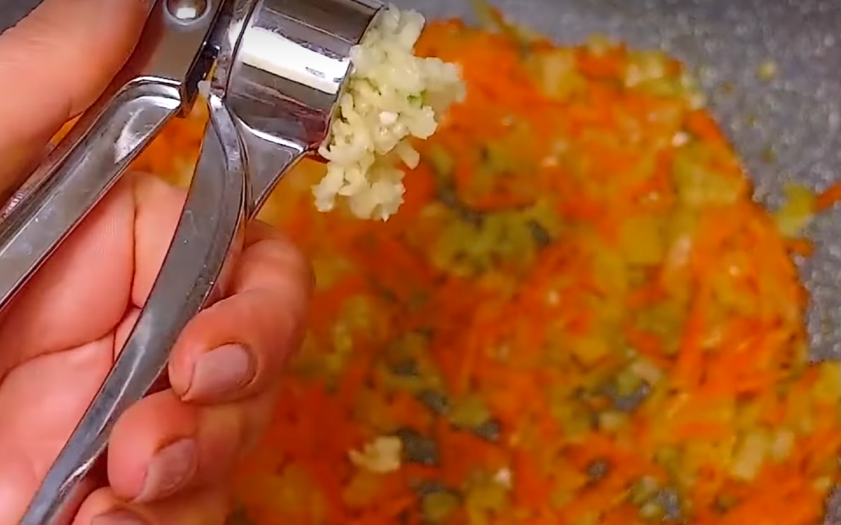 Сметут мгновенно! Вместо котлет готовлю их каждый день! Невероятно вкусно! Сметут мгновенно! Вместо котлет готовлю их каждый день! Невероятно вкусно! голубцы, стакана, пекинской, луковица1, перец, стакан, Ленивые, фарша, вкусуСформируйте, ложка, яйцо1, чайная, столовые, капусты1, чеснокаВыдавить, зубчик, фарша1, котлеты3, панировочных, ложки