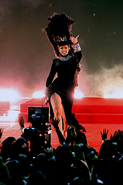 Dress Code. В Лос-Анджелесе прошла премия American Music Awards. Среди гостей — Дженнифер Лопес, Måneskin, Билли Портер Красная дорожка