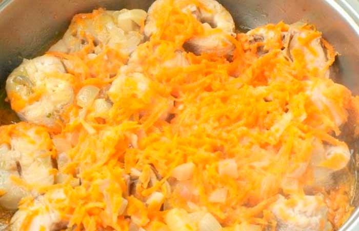 Хек в томатном соусе с овощами можно, овощами, перцем, крышкой, нарезаем, горошком, рафинированное, подсолнечное, промываем, накрываем, тушим, сотейник, посыпаем, минутПотом, огонь, солью, черным, слабого, относится, Уменьшаем