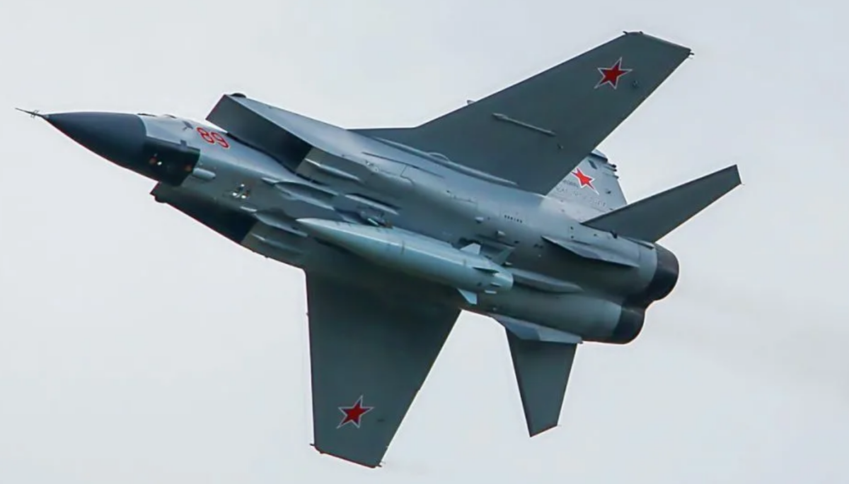 МиГ-31К по сути выступает в роли первой ступени гиперзвукового комплекса "Кинжал", придавая ракете необходимый импульс. Фото открытые медиа МО РФ.