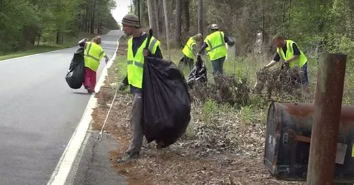 В этом городе бездомным платят за уборку как коммунальщикам. Вот что изменилось 