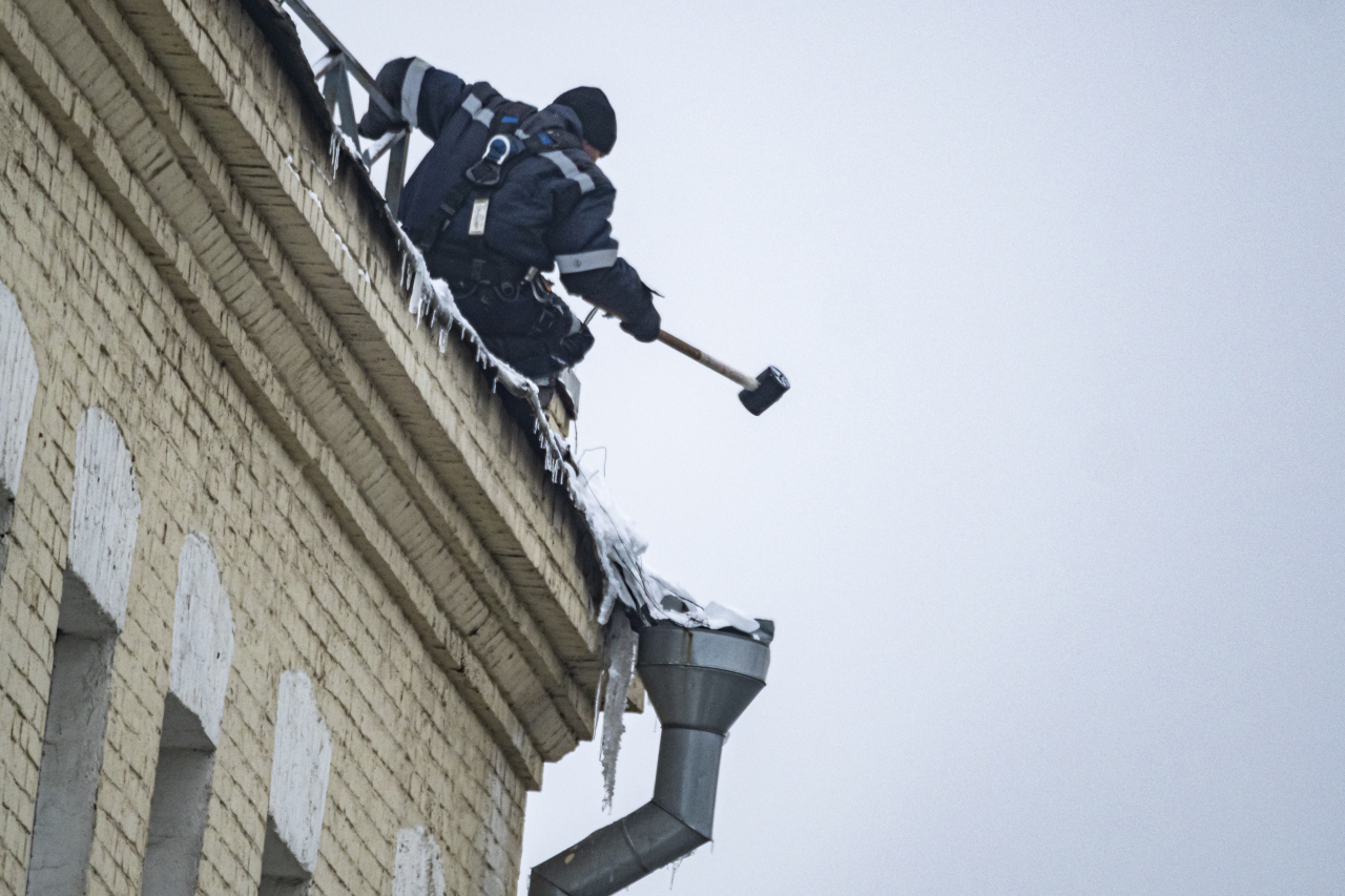 В Северном Измайлове коммунальщики вместе со льдом сбивают рекламные вывески