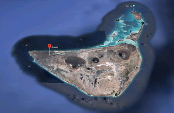 Общий вид острова и рифов Орчилы на спутниковых снимках. Аэродром расположен на западе
