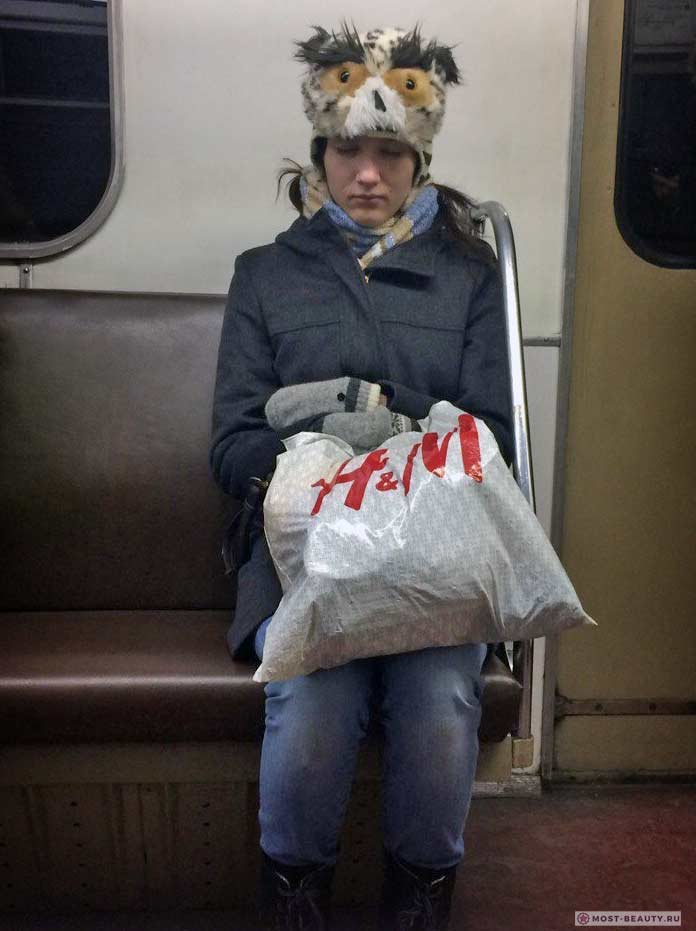 Удивительные фотографии модниц в метро: Сова