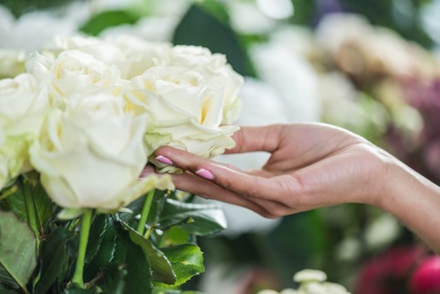 Как сохранить розы в вазе: что добавить в воду, чтобы цветы простояли дольше лайфхаки,полезные советы