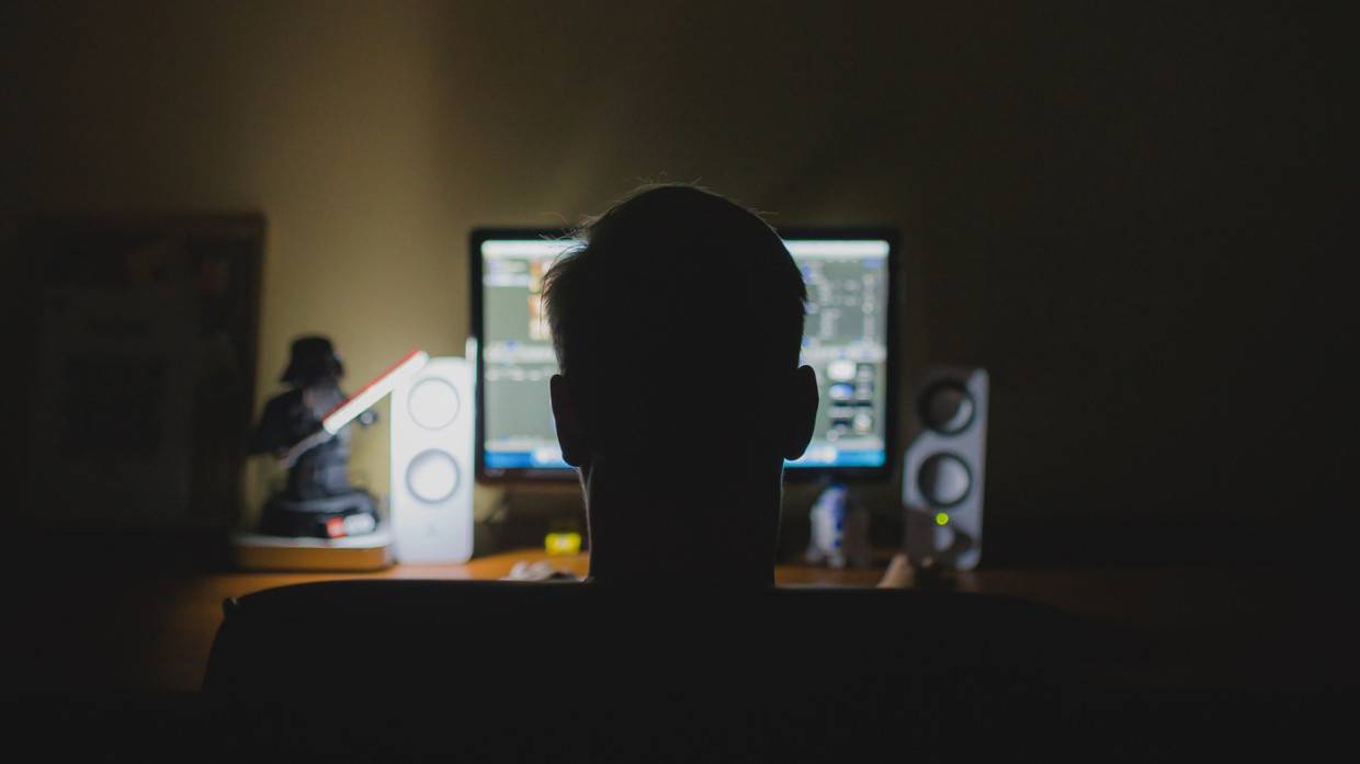 Терапевт Хухрев предупредил о риске заболеть COVID-19 из-за недосыпания и курения