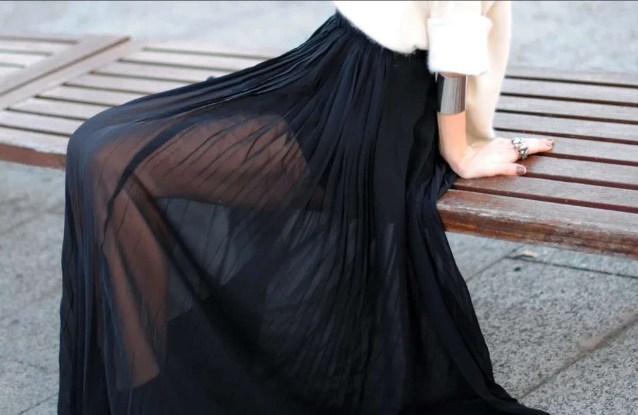 Длинную юбку прозрачную. Черная юбка макси плиссе. Шифоновая юбка макси. Шифоновая плиссированная юбка макси. Прозрачная юбка.