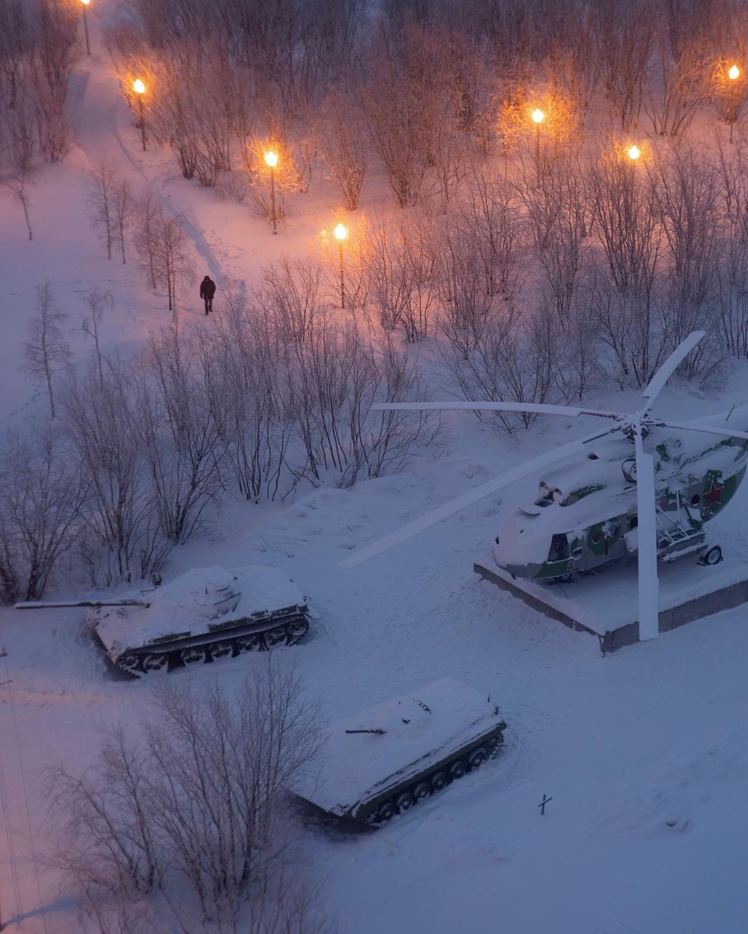 Атмосферные снимки, сделанные в городах постсоветского пространства Арсений, Котов, супрематические, постройки, гдето, степи, уютные, дворики, выглядящие, высоты, тоскливые, такие, родные, «человейники», Своими, работами, делится, Instagram, более, подписчиков