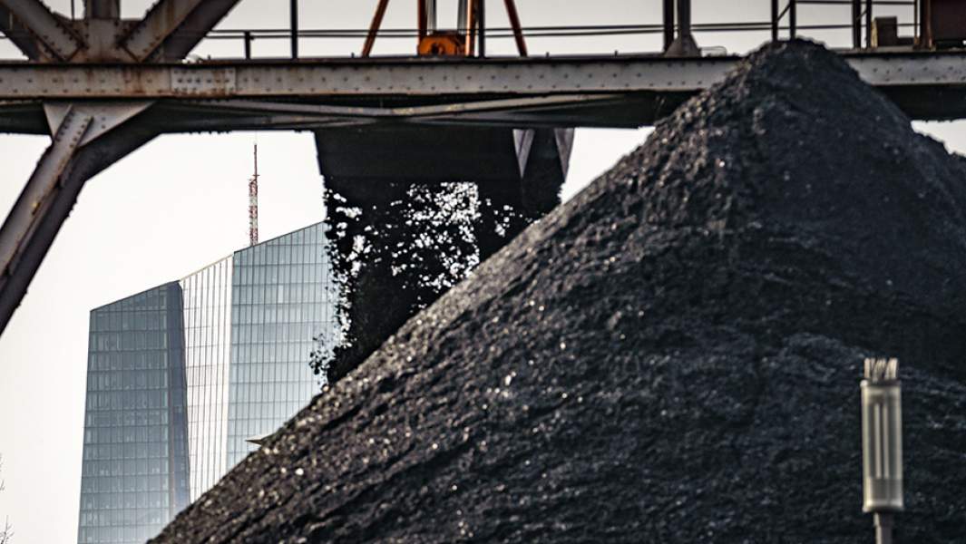 Выгрузка угля с баржи недалеко от электростанции в немецком Оффенбахе