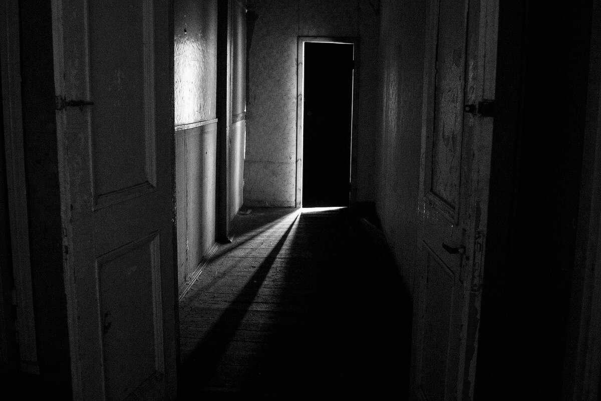 Тайная дверь в комнате (мистический рассказ)