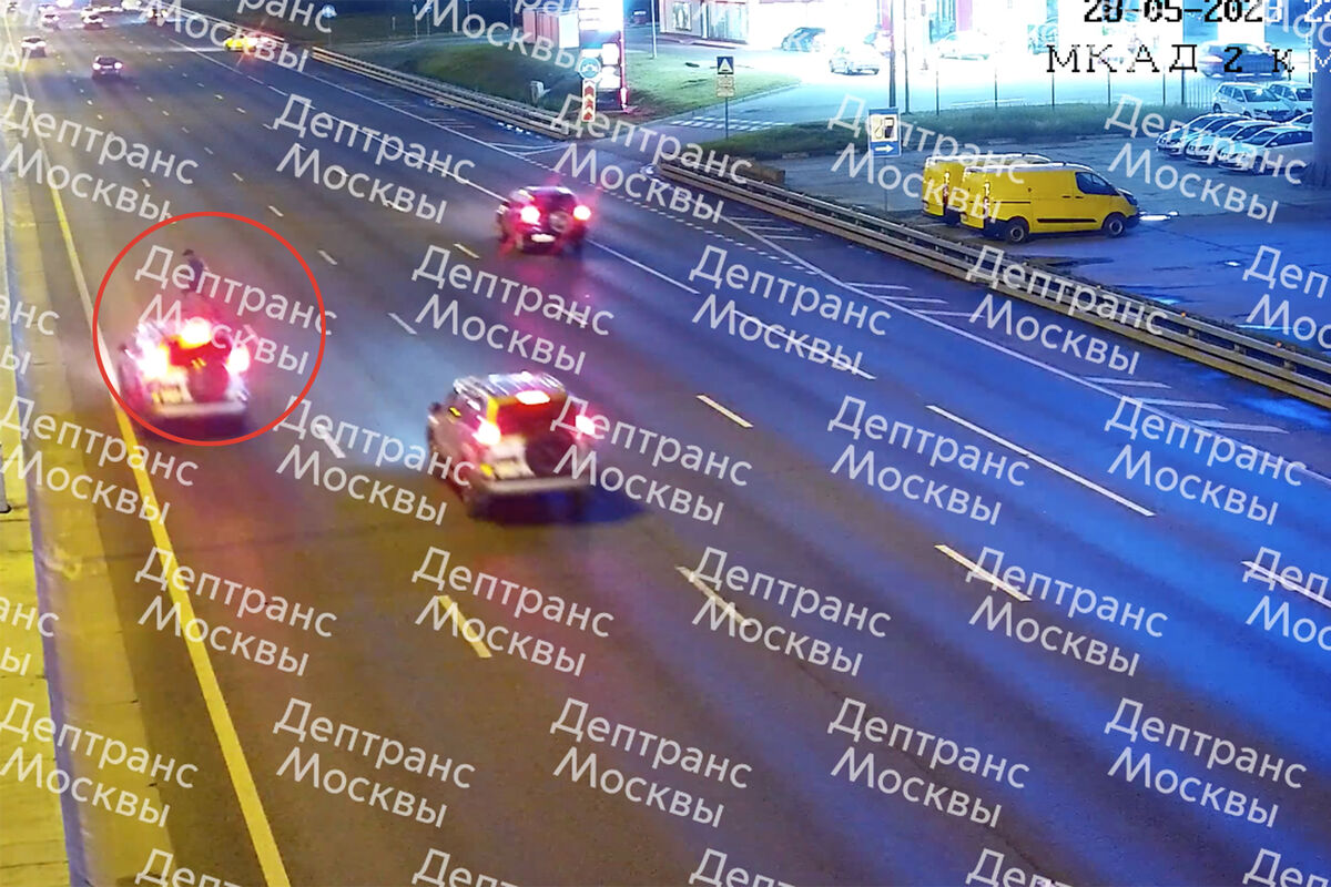 В Москве автомобиль сбил перебегавшего МКАД мужчину