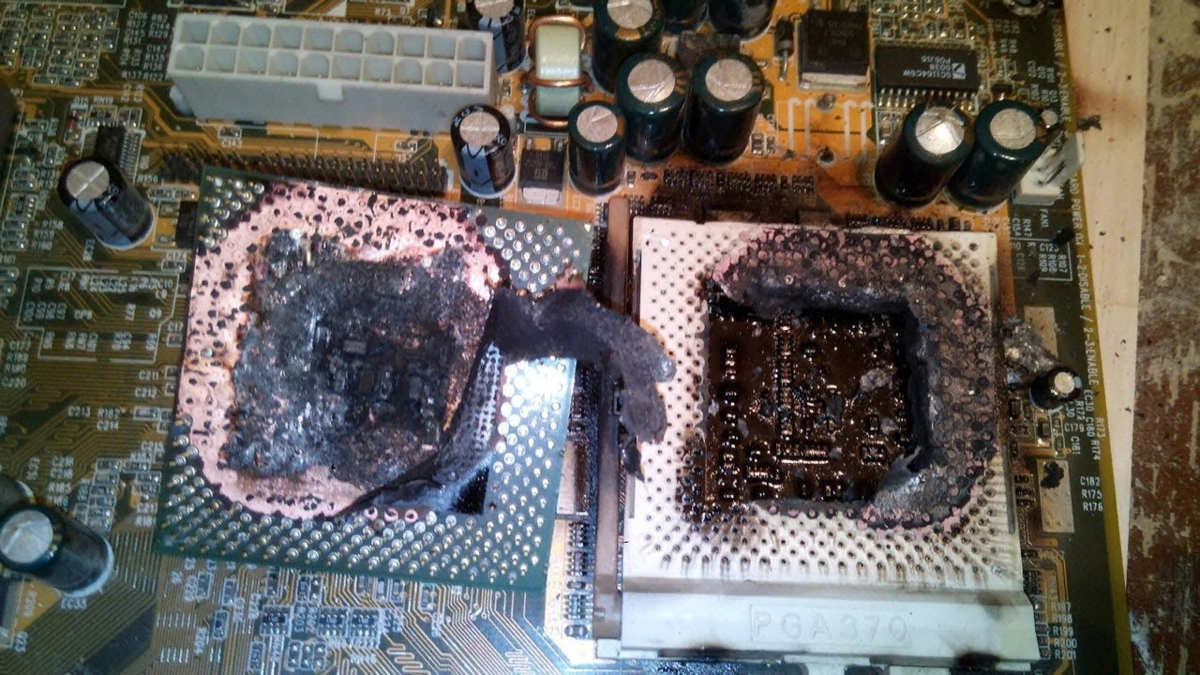Выключается материнская плата. Сгорел процессор Интел. Сгоревшая видеокарта РТХ 3070. Расплавился процессор. Горелый процессор.