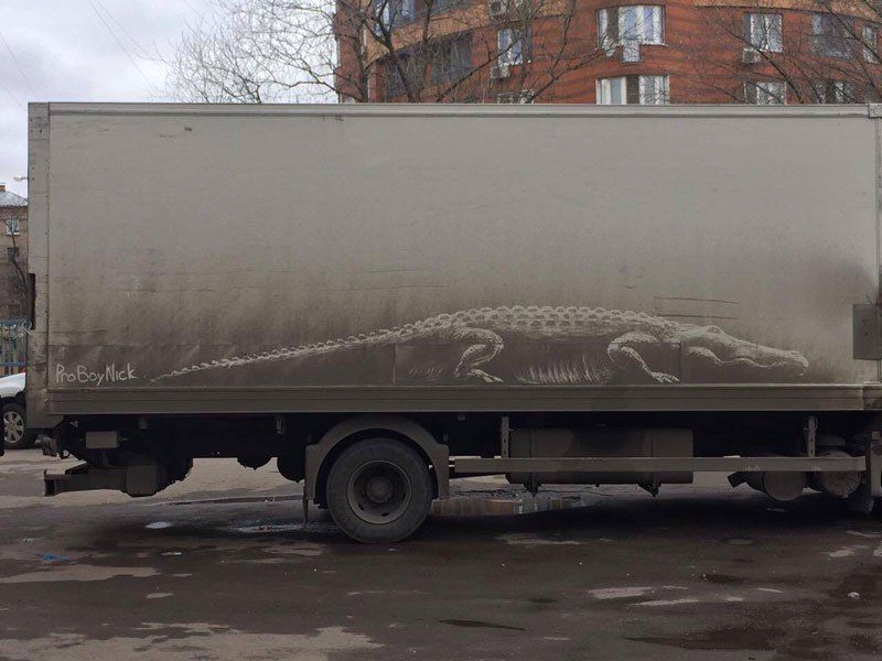 Рисунки на грязных авто от московского художника