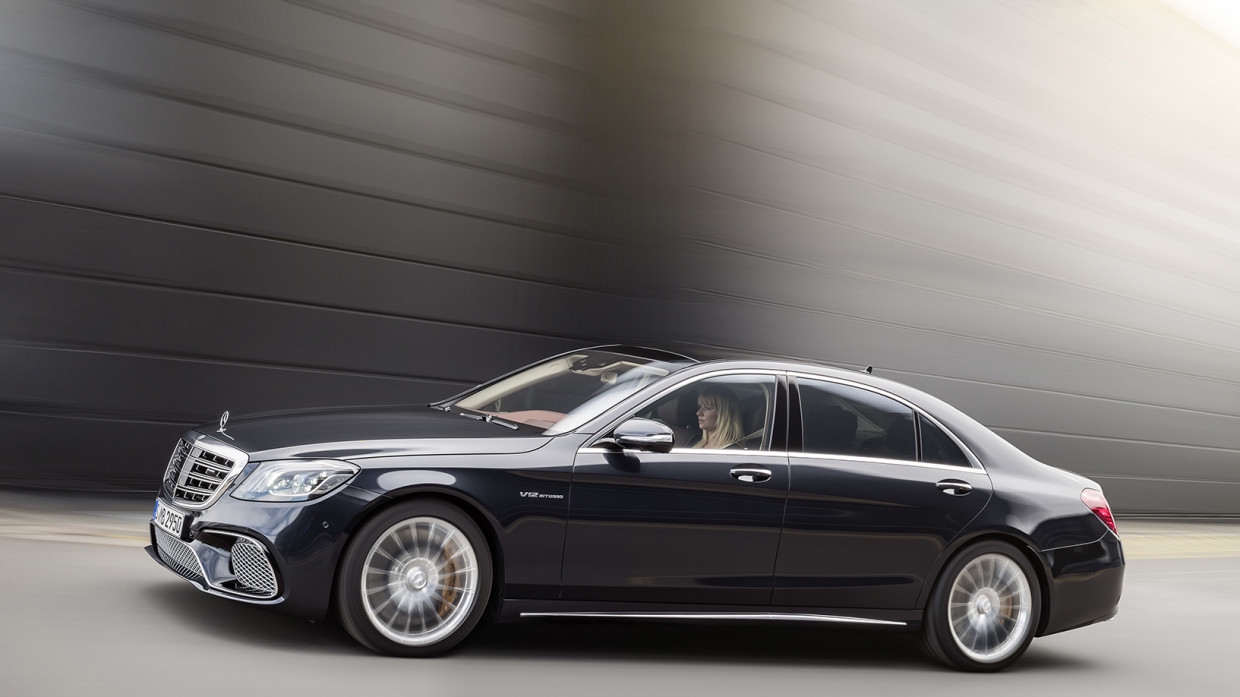 Mercedes протаранил толпу на перекрестке в Калининграде