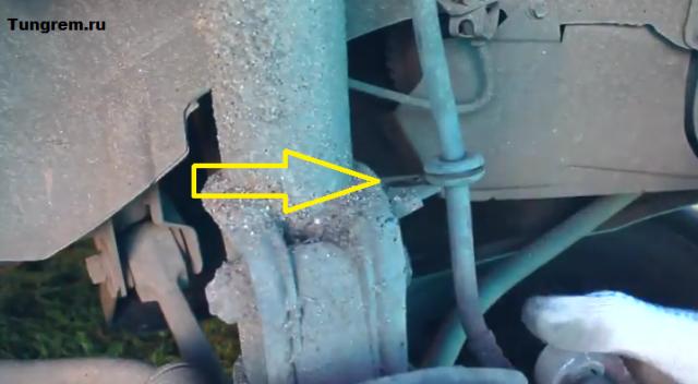 Отсоединяю тормозной шланг Лада Калина