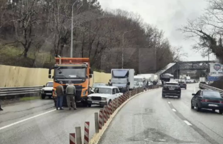 Мелочь, а неприятно: авария на трассе в  Сочи