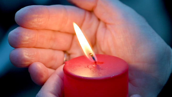 "Пусть земля будет пухом, ангелочек": десятки людей пришли попрощаться с убитой в Саратове Лизой, сотни смотрят онлайн-трансляцию