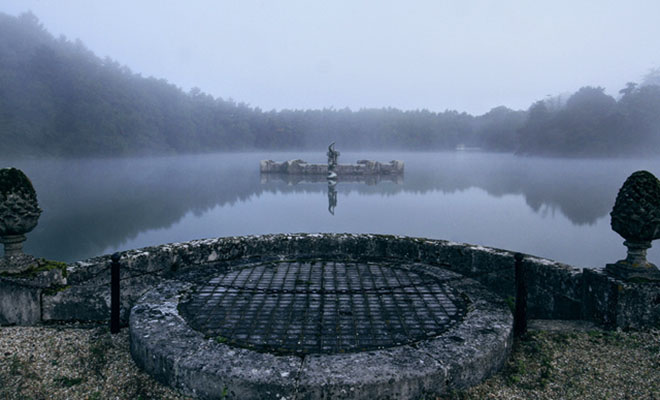 Рабочие слили воду из озера и нашли на дне древний люк, ведущий в скрытое от посторонних помещение Культура