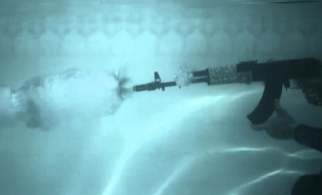 Калашников стреляет под водой: эксперимент сняли на видео