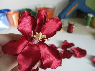 Шикарные цветы из атласных лент Шикарные цветы из атласных лент