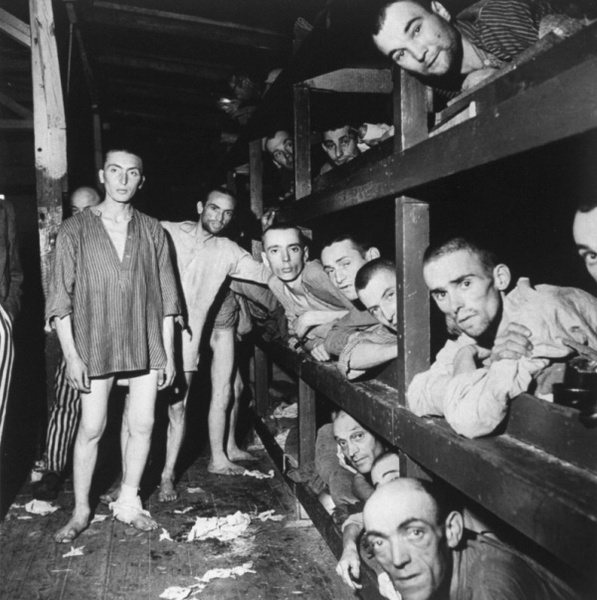 Узники Бухенвальда в одном из бараков концлагеря после освобождения, апрель 1945 года