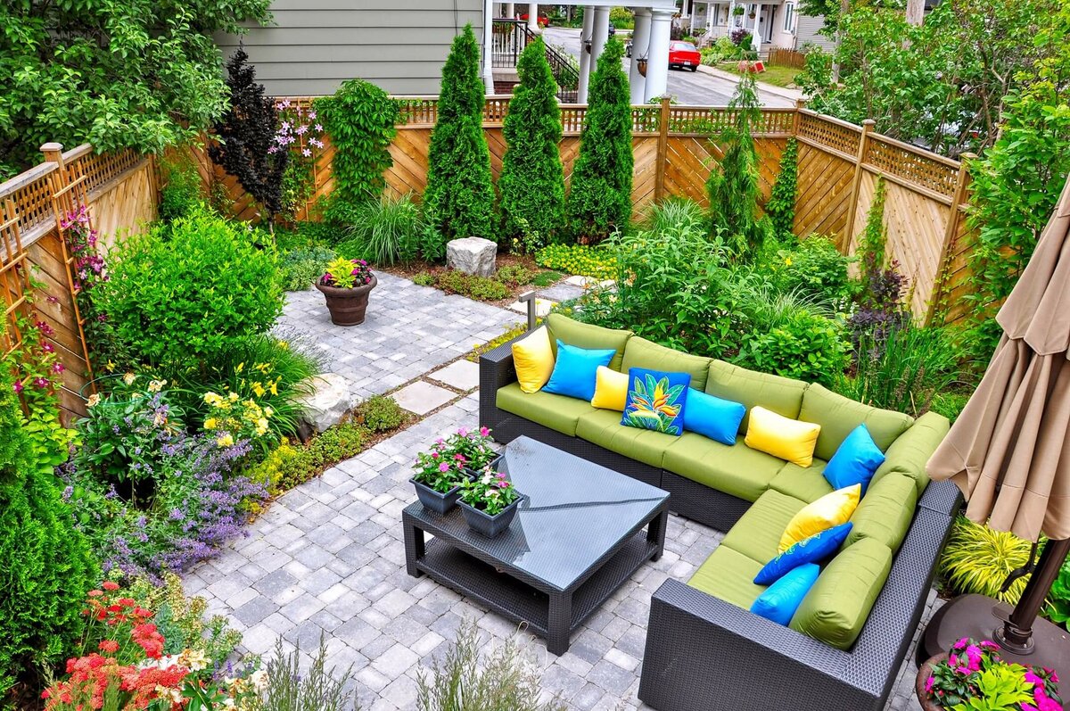 Маленький сад, несомненно, может стать уютным уголком для отдыха и радостных моментов, но как сделать его более просторным и функциональным?-11