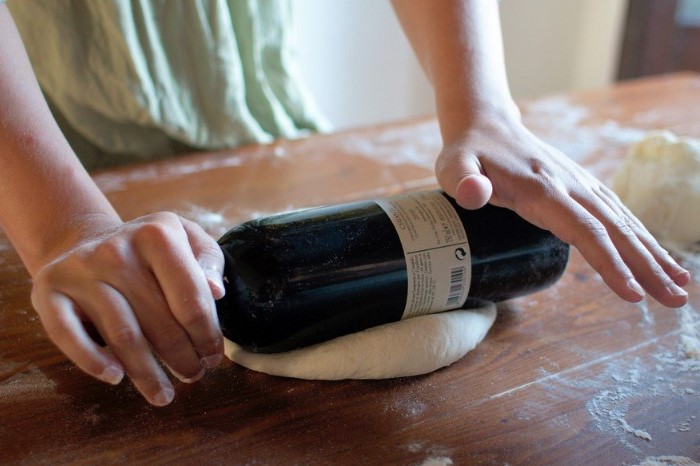 Пустая бутылка из-под вина или пива заменит скалку / Фото: autogear.ru