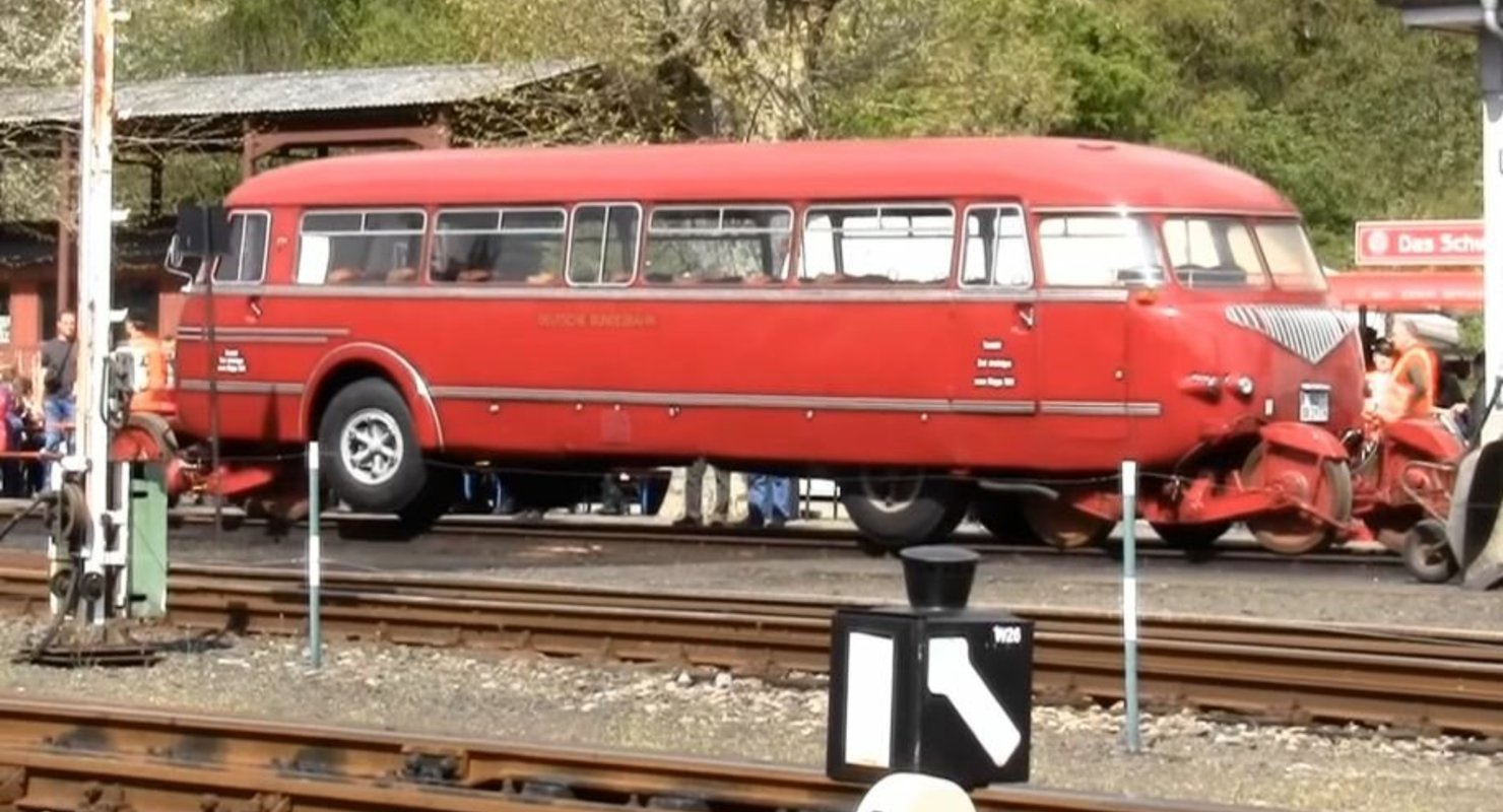 «Рельсы-улица-омнибус». Каким был автобус, способный ездить по железной дороге