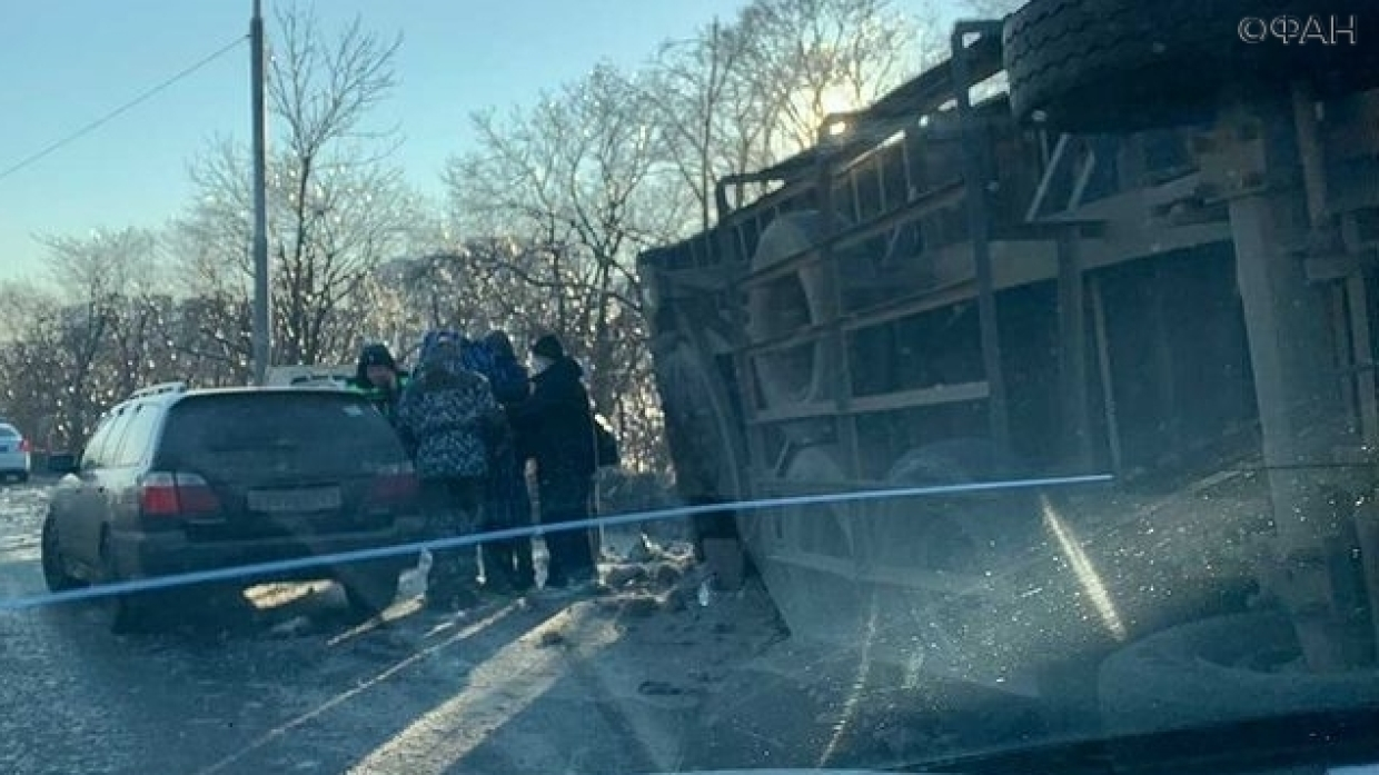 Фура заблокировала въезд во Владивосток, ФАН публикует видео