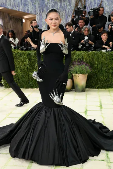 10 самых странных образов Met Gala: Люк Эванс в 