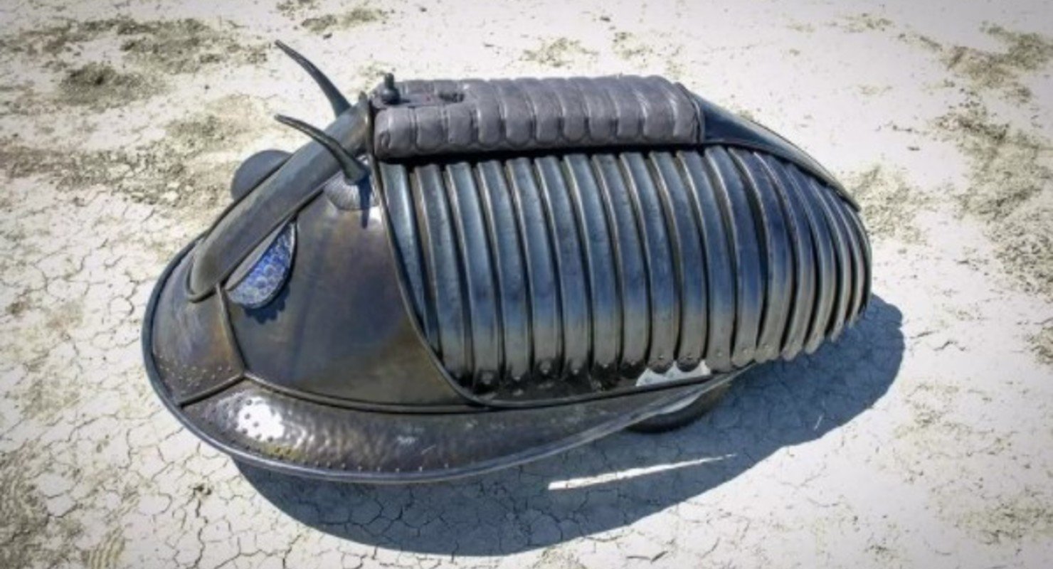 Скутер-ископаемое, автомобиль-ракета и машина-таракан: Организаторы Burning Man распродают свою коллекцию