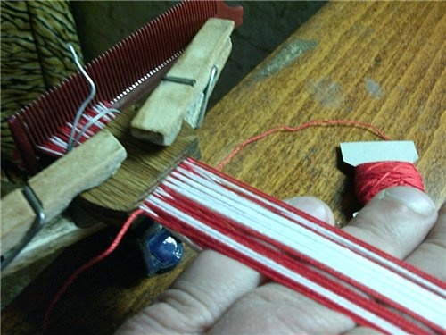 Плетение на дощечках карточки, очелья, ниток, Теперь, нитки, карточек, чтобы, Затем, часовой, делаем, сделать, плетения, хвост, можно, просто, струбцину, после, линейкой, опять, против
