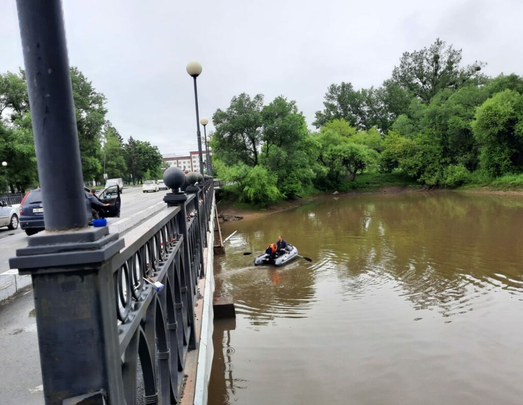 В Приморье подросток после ссоры с родителями упал с моста и утонул