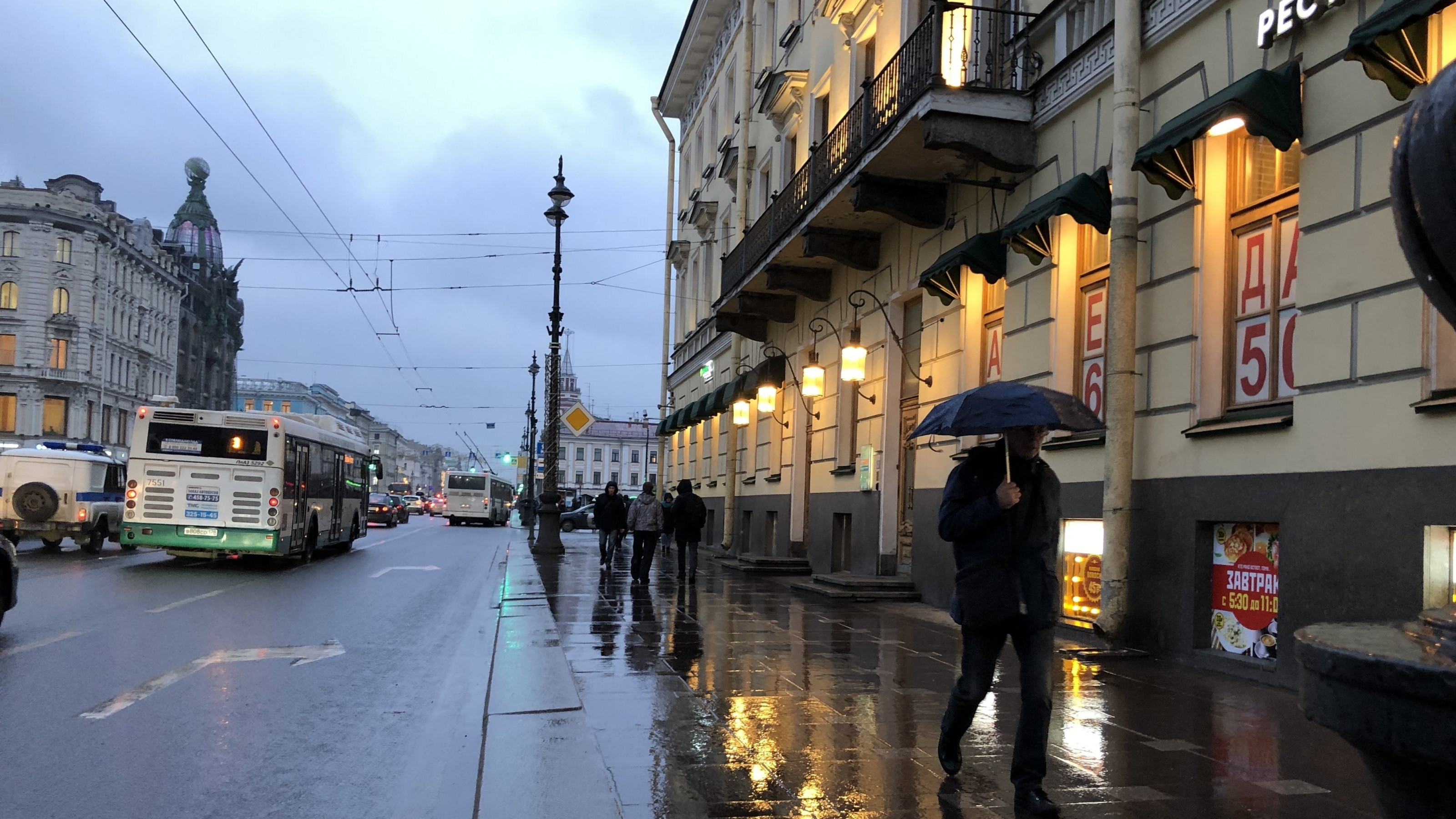 Погода в петербурге сейчас. Невский проспект дождь. Питер в дождливую погоду. Санкт-Петербург в феврале. Дождь на Невском.