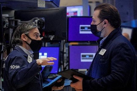 Traders work on the floor of the New York Stock Exchange (NYSE) in New York City, U.S., January 10, 2022. REUTERS/Brendan McDermid