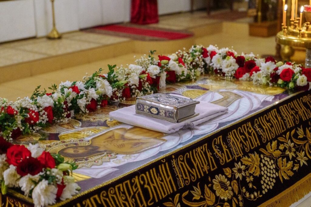 Губернатор Любимов поздравил православных с Пасхой