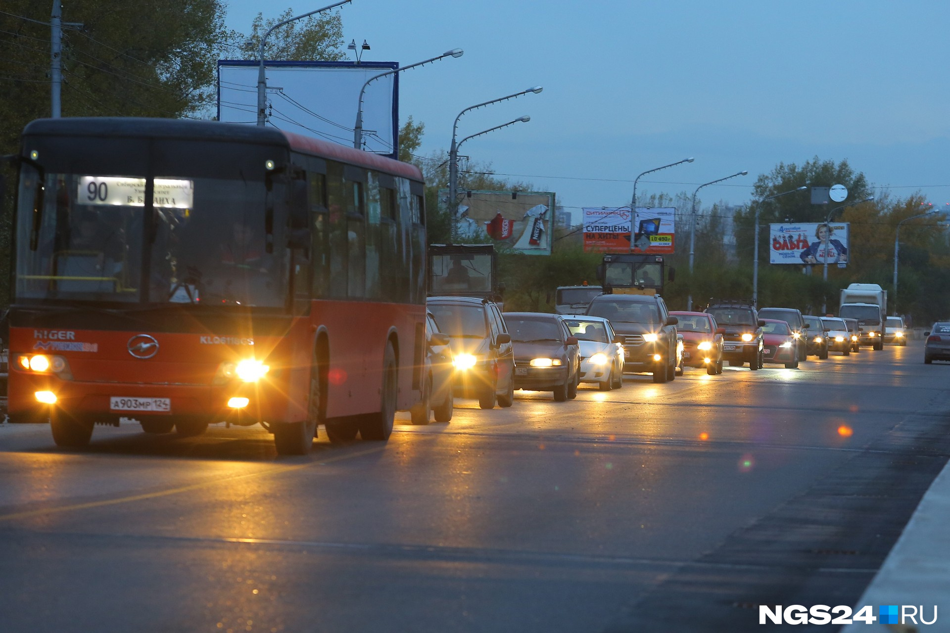 Красноярцы встали в пробку на Коммунальном мосту из-за перекрытий ради метро