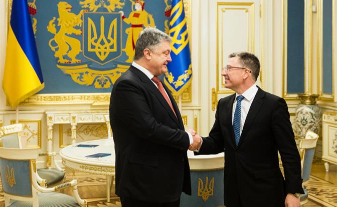 На фото: президент Украины П.Порошенко и спецпредставитель Госдепартамента США по вопросам Украины Курт Волкер